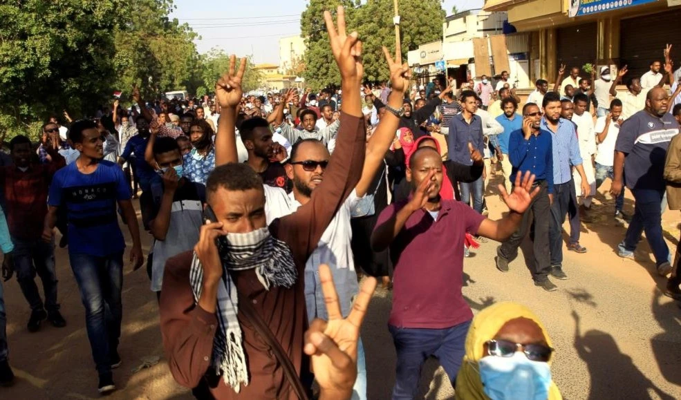 تجمع المهنيين يدعو المواطنين للتوجه إلى ساحة الاعتصام لوقف ما وصفها بـ"مجزرة مليشيات النظام" تجمع المهنيين يدعو المواطنين للتوجه إلى ساحة الاعتصام لوقف ما وصفها بـ"مجزرة مليشيات النظام"
