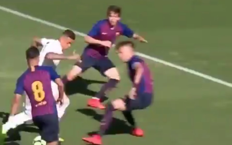 راوغ لاعب ريال مدريد 4 لاعبين من برشلونة ببراعة فائقة راوغ لاعب ريال مدريد 4 لاعبين من برشلونة ببراعة فائقة