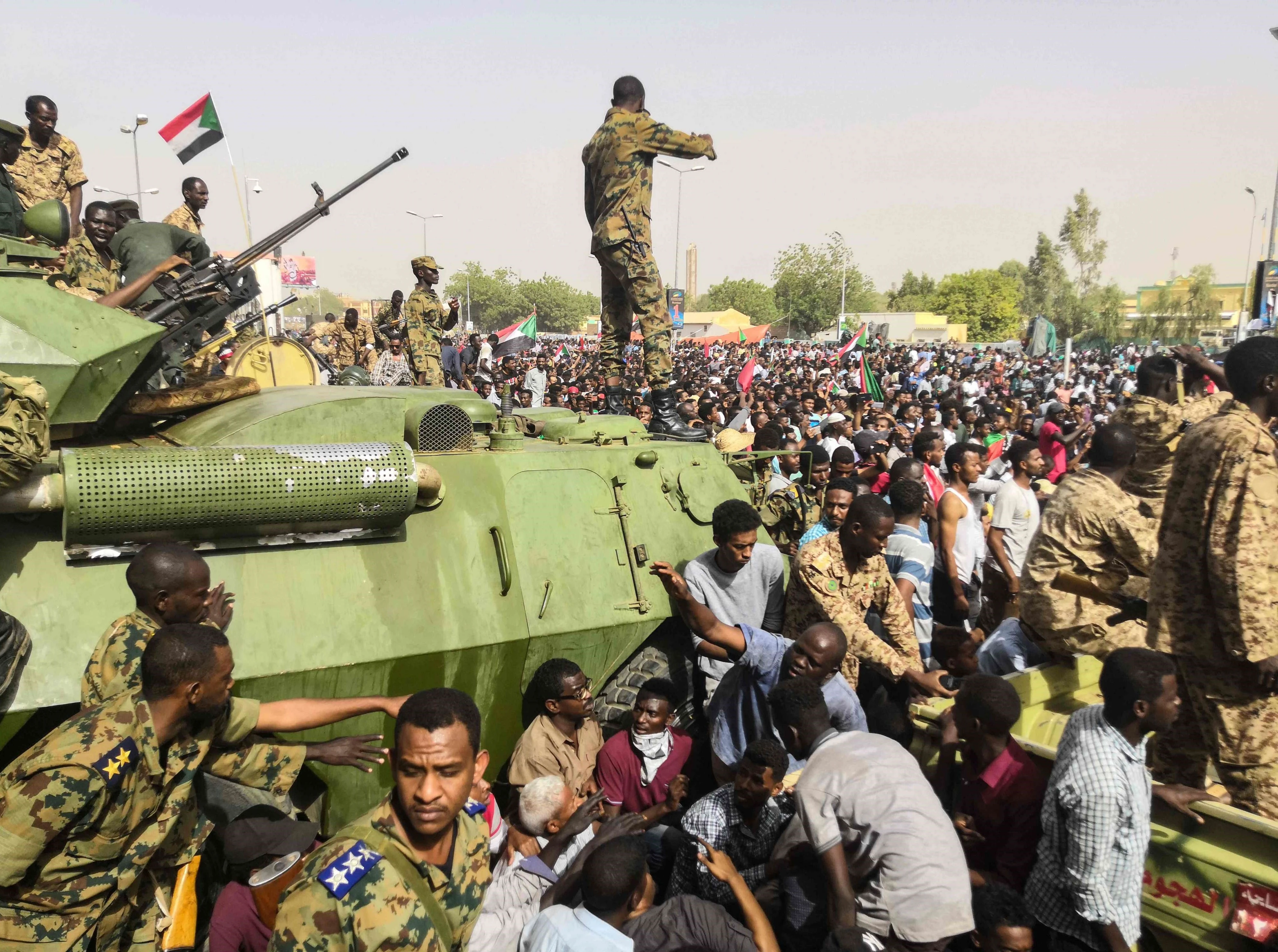 تجمّع المهنيين السودانيين يطالب بتشكيل لجنة دولية للتحقيق في قتل المحتجّين تجمّع المهنيين السودانيين يطالب بتشكيل لجنة دولية للتحقيق في قتل المحتجّين