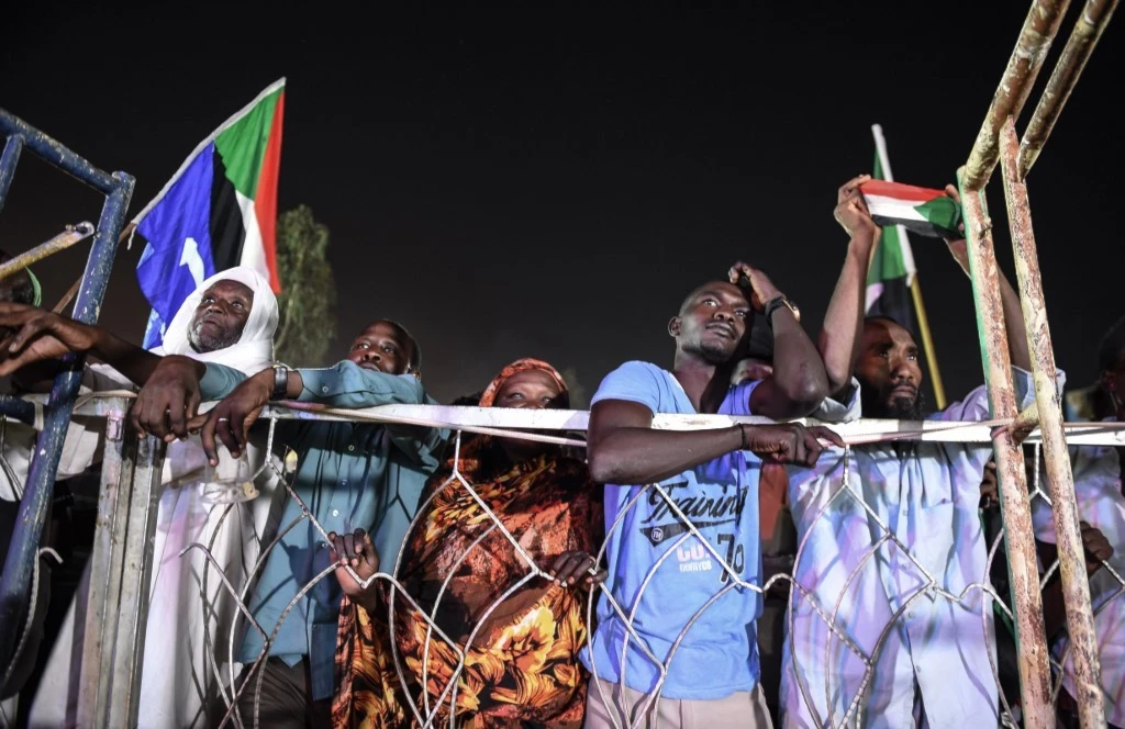 مسعفون في المعارضة السودانية: ارتفاع عدد قتلى أعمال العنف مؤخراً إلى أكثر من 100 (أ ف ب) مسعفون في المعارضة السودانية: ارتفاع عدد قتلى أعمال العنف مؤخراً إلى أكثر من 100 (أ ف ب)