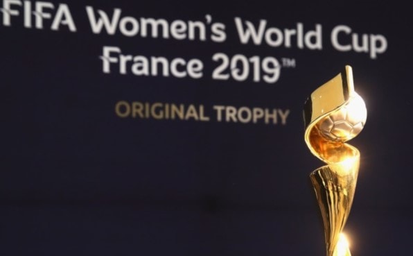 يحتفظ المنتخب الفائز بالكأس على عكس مونديال الرجال يحتفظ المنتخب الفائز بالكأس على عكس مونديال الرجال