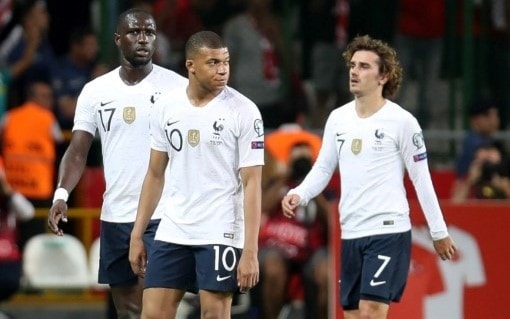 خسرت فرنسا أمام تركيا 0-2 (أ ف ب) خسرت فرنسا أمام تركيا 0-2 (أ ف ب)