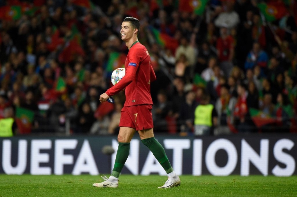 تألّق رونالدو في نصف النهائي أمام سويسرا بتسجيله "هاتريك" (أ ف ب) تألّق رونالدو في نصف النهائي أمام سويسرا بتسجيله "هاتريك" (أ ف ب)
