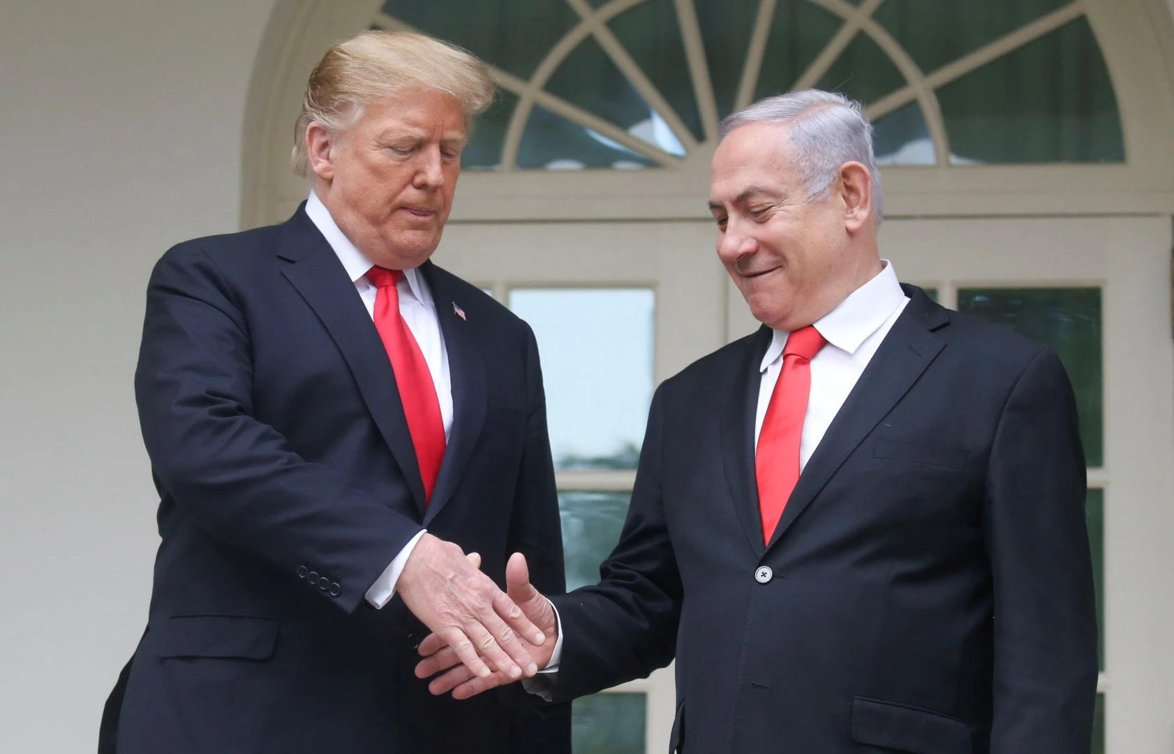 في حلف الدفاع يتعهد الطرفان الإسرائيلي والأميركي بتنسيق كل نشاطاتهما الحربية مسبقاً في حلف الدفاع يتعهد الطرفان الإسرائيلي والأميركي بتنسيق كل نشاطاتهما الحربية مسبقاً