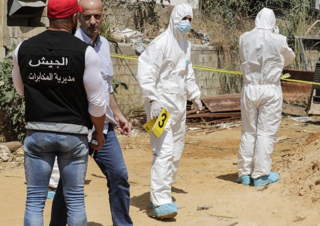 حضرت قوة من الجيش وعملت على تطويق مكان سقوط الطائرتين واتخذت الإجراءات اللازمة ( أ ف ب ) حضرت قوة من الجيش وعملت على تطويق مكان سقوط الطائرتين واتخذت الإجراءات اللازمة ( أ ف ب )