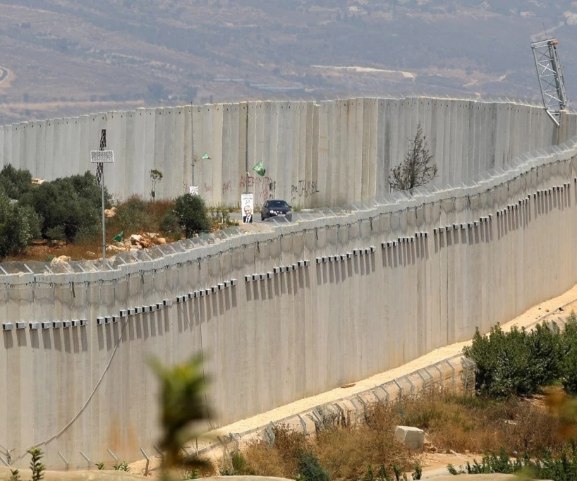 الصورة للجدار الذي بناه الاحتلال الإسرائيلي على الحدود الفلسطينية اللبنانية (أ ف ب) الصورة للجدار الذي بناه الاحتلال الإسرائيلي على الحدود الفلسطينية اللبنانية (أ ف ب)
