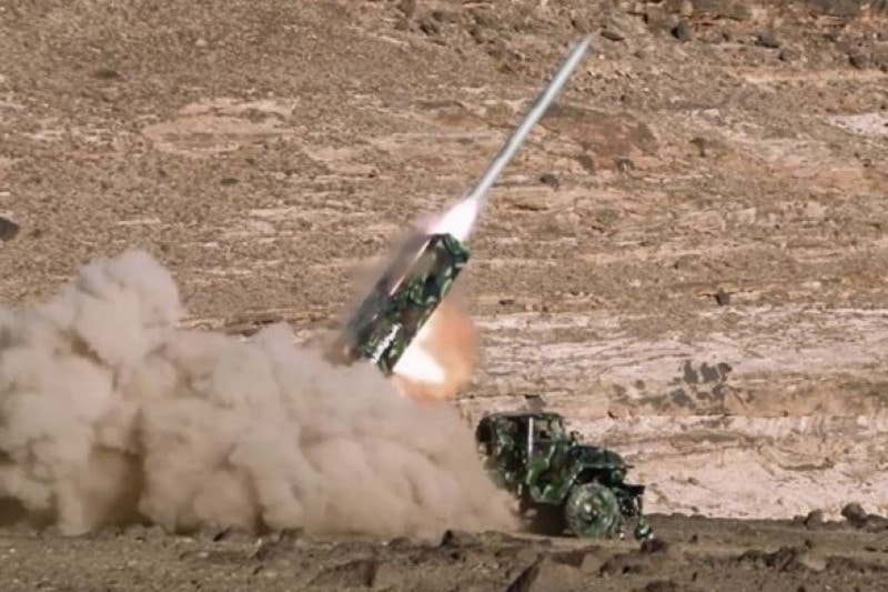 إطلاق دفعة صواريخ بالستية من طراز بدر - 1 على أهداف عسكرية في مطار نجران السعودي إطلاق دفعة صواريخ بالستية من طراز بدر - 1 على أهداف عسكرية في مطار نجران السعودي