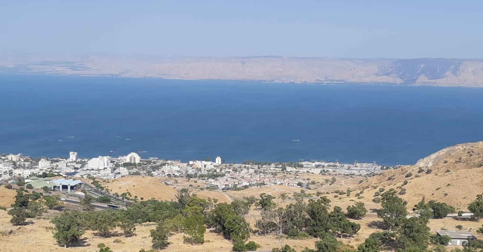 على ضفاف بحيرة طبرية على ضفاف بحيرة طبرية
