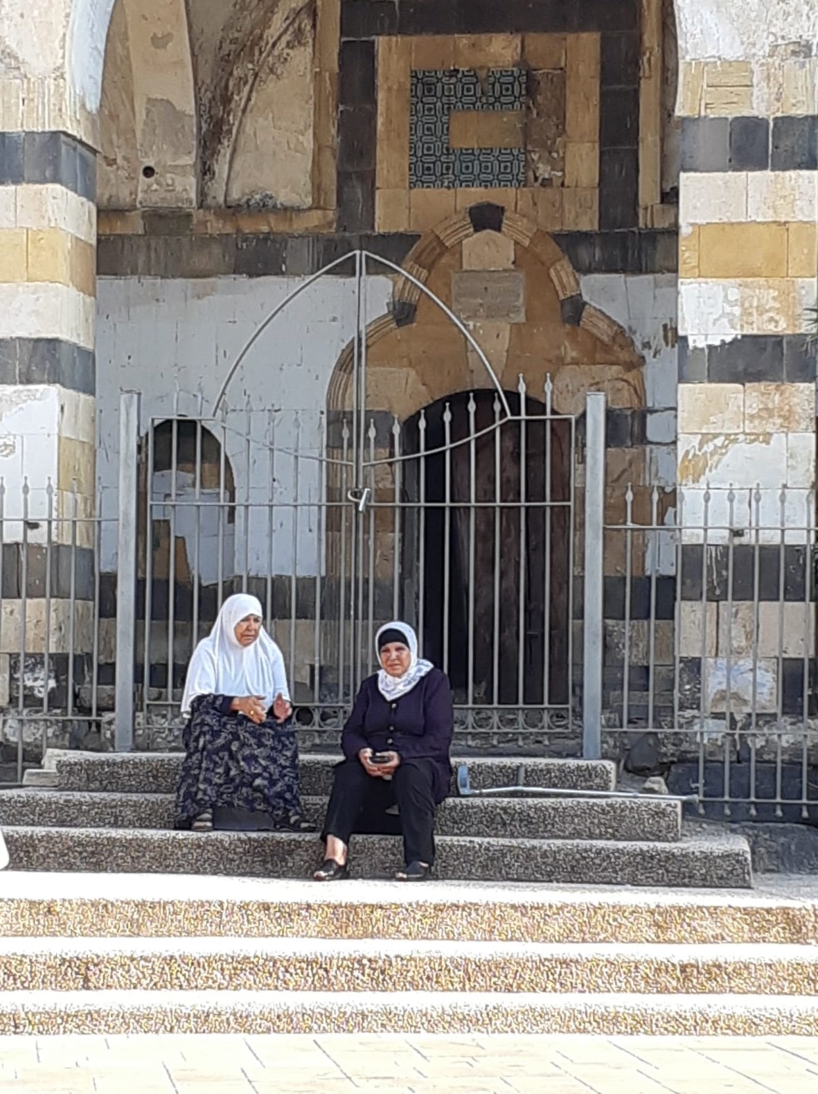 عجوزان متمسكتان بمسجد المدينة رغم التهجير عجوزان متمسكتان بمسجد المدينة رغم التهجير