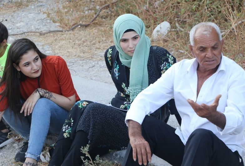عجوز مهجر من طبرية يستذكر بلده للمشاركين عجوز مهجر من طبرية يستذكر بلده للمشاركين