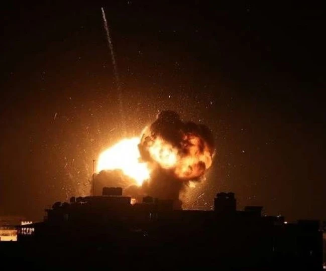 غارات إسرائيلية عنيفة على مواقع للمقاومة في مناطق متفرقة من غزة غارات إسرائيلية عنيفة على مواقع للمقاومة في مناطق متفرقة من غزة