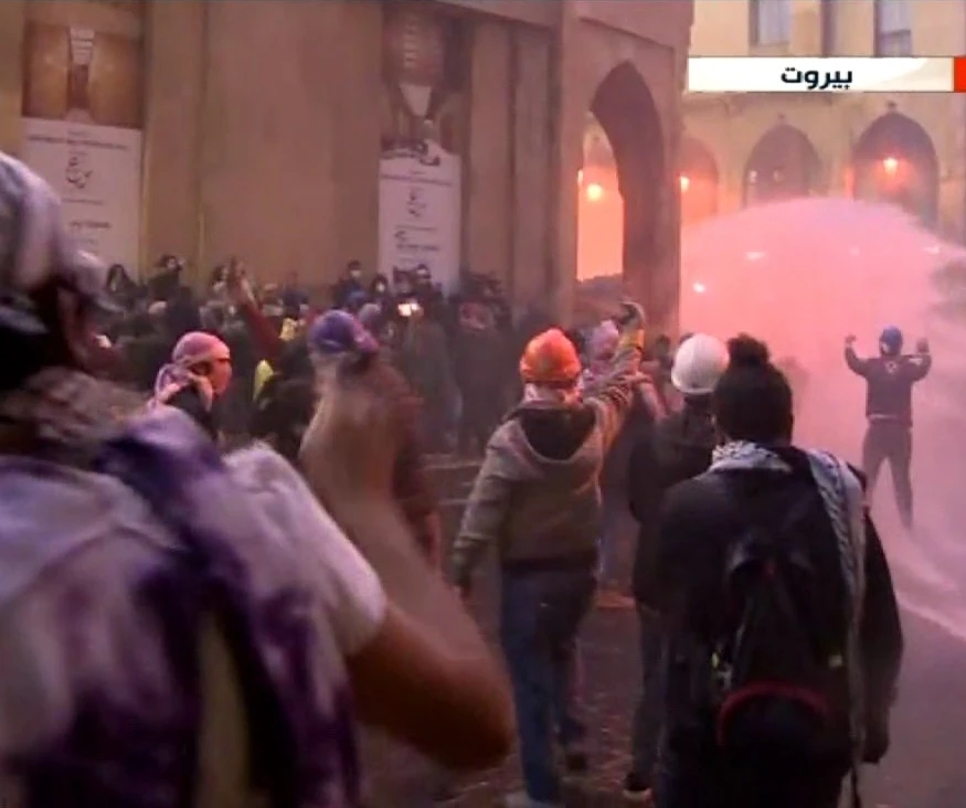 مواجهات بين المتظاهرين والقوى الأمنية في وسط العاصمة اللبنانية بيروت مواجهات بين المتظاهرين والقوى الأمنية في وسط العاصمة اللبنانية بيروت