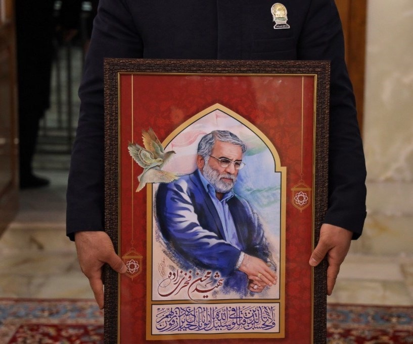 صورة للشهيد محسن فخري زادة في مقام الامام الرضا في مشهد - 29 نوفمبر 2020 (أ.ف.ب) صورة للشهيد محسن فخري زادة في مقام الامام الرضا في مشهد - 29 نوفمبر 2020 (أ.ف.ب)