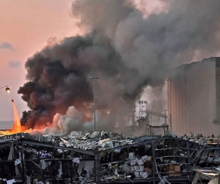 انفجار مرفأ بيروت الهائل تسبب بوفاة أكثر من مئتي شخص وإصابة أكثر من 6500 بجروح وأضرار مادية كبيرة انفجار مرفأ بيروت الهائل تسبب بوفاة أكثر من مئتي شخص وإصابة أكثر من 6500 بجروح وأضرار مادية كبيرة