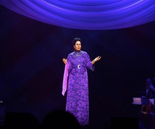 مجسّم أم كلثوم بدا وكأنها حاضرة على المسرح ترتدي ثوباً بنفسجياً وفي يدها وشاحها الشهير مجسّم أم كلثوم بدا وكأنها حاضرة على المسرح ترتدي ثوباً بنفسجياً وفي يدها وشاحها الشهير