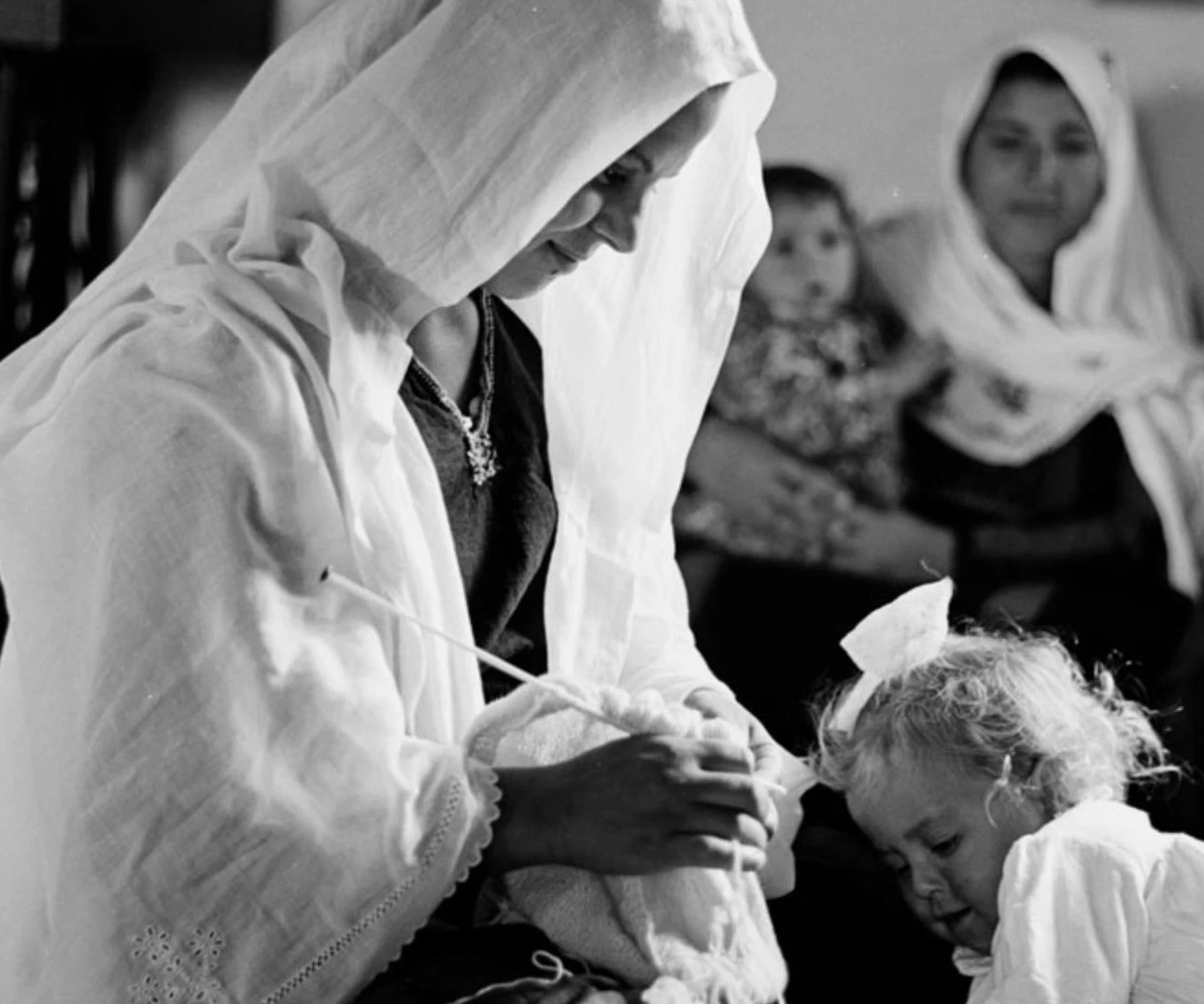 حملت الجدة إبنها الرضيع خوفاً من المجازر الصهيونية وحفاظاً على أعراضهم حملت الجدة إبنها الرضيع خوفاً من المجازر الصهيونية وحفاظاً على أعراضهم