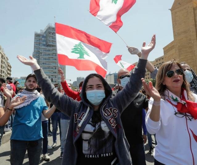 عودة الحراك الشعبي إلى التأجّج بفعل تأزّم الوضع الاقتصادي مع كورونا عودة الحراك الشعبي إلى التأجّج بفعل تأزّم الوضع الاقتصادي مع كورونا