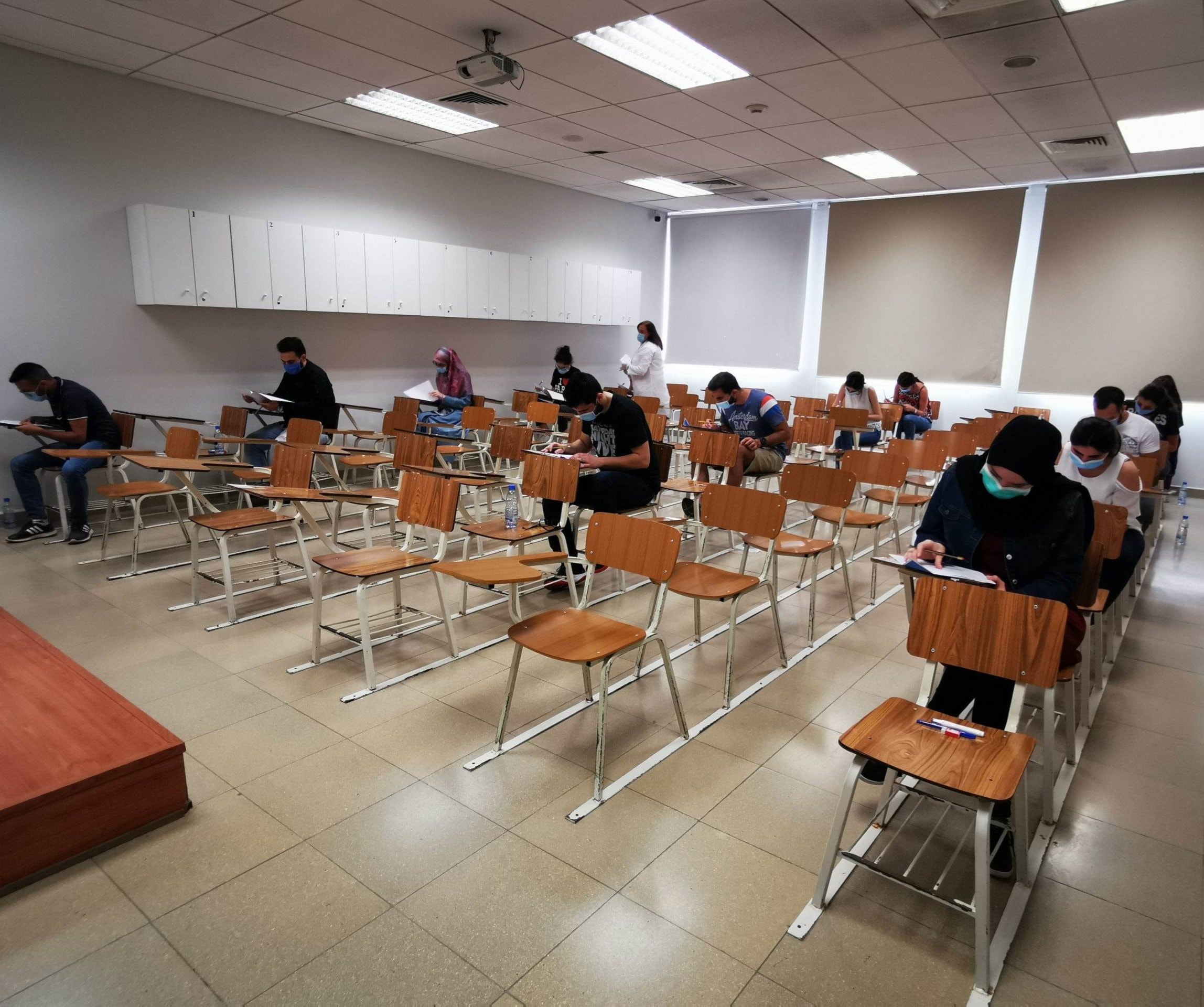 طلاب من الجامعة اللبنانية يجرون امتحانات مع اتخاذ اجراءات الوقاية طلاب من الجامعة اللبنانية يجرون امتحانات مع اتخاذ اجراءات الوقاية