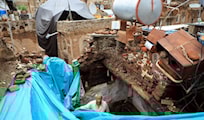 وفاة 3 أطفال وانهيار منازل في صنعاء جراء الأمطار الغزيرة والسيول وفاة 3 أطفال وانهيار منازل في صنعاء جراء الأمطار الغزيرة والسيول