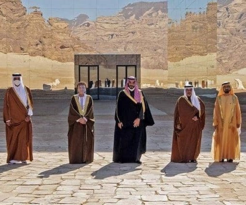 ليست السماء صافية في الخليج كصفاء مرايا القصر الذي عقدت فيه القمة ليست السماء صافية في الخليج كصفاء مرايا القصر الذي عقدت فيه القمة
