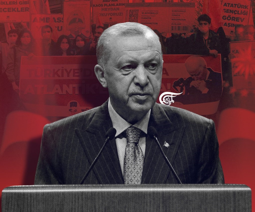حديث إردوغان عن "تراجع السفراء" أثار نقاشاً جديداً، على الصعيدين السياسي والإعلامي، وقالت المعارضة إن إردوغان هو الذي تراجع. حديث إردوغان عن "تراجع السفراء" أثار نقاشاً جديداً، على الصعيدين السياسي والإعلامي، وقالت المعارضة إن إردوغان هو الذي تراجع.