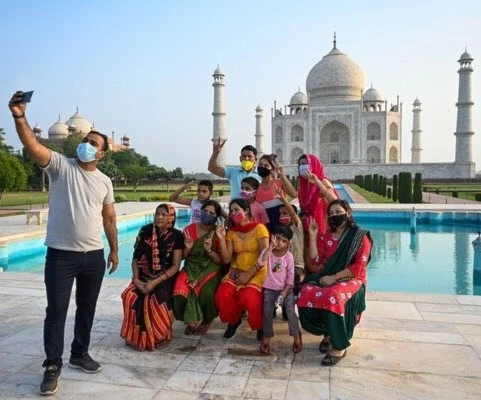 سياح يلتقطون صورة بالقرب من ضريح تاج محل في مدينة أكرا الهندية. سياح يلتقطون صورة بالقرب من ضريح تاج محل في مدينة أكرا الهندية.