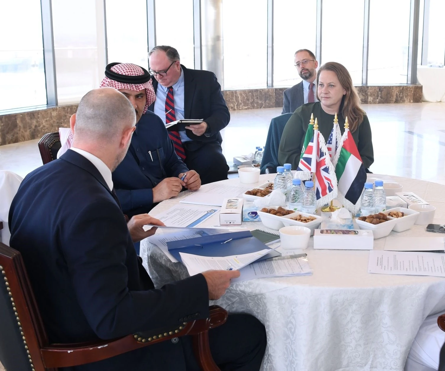 من لقاء السفراء المعتمدين لدى اليمن لكل من السعودية والإمارات والمملكة المتحدة والقائم بالأعمال للولايات المتحدة الأميركية من لقاء السفراء المعتمدين لدى اليمن لكل من السعودية والإمارات والمملكة المتحدة والقائم بالأعمال للولايات المتحدة الأميركية