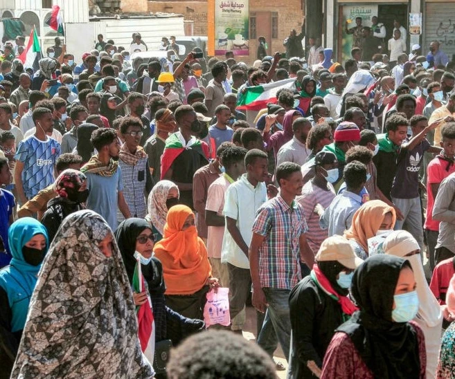 متظاهرون خلال تظاهرة حاشدة للمطالبة بحكم مدني في حي الصحافة جنوب العاصمة الخرطوم (أ ف ب) متظاهرون خلال تظاهرة حاشدة للمطالبة بحكم مدني في حي الصحافة جنوب العاصمة الخرطوم (أ ف ب)