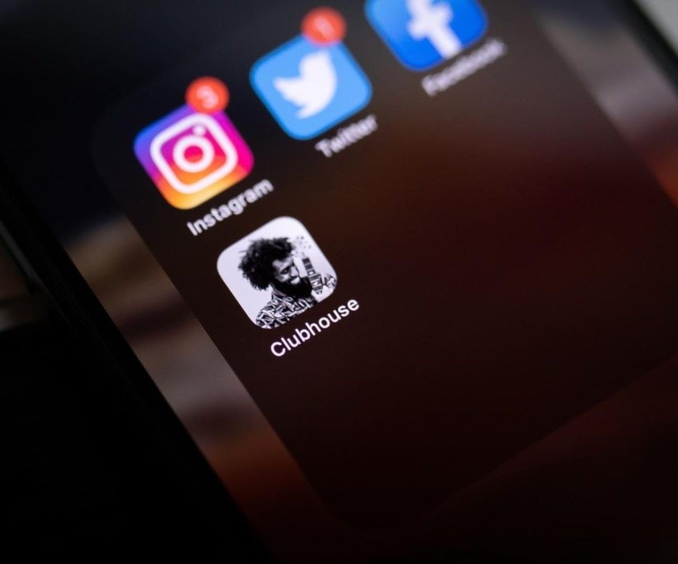 "فيسبوك" تبني منتجاً يتنافس مع تطبيق "Clubhouse" "فيسبوك" تبني منتجاً يتنافس مع تطبيق "Clubhouse"