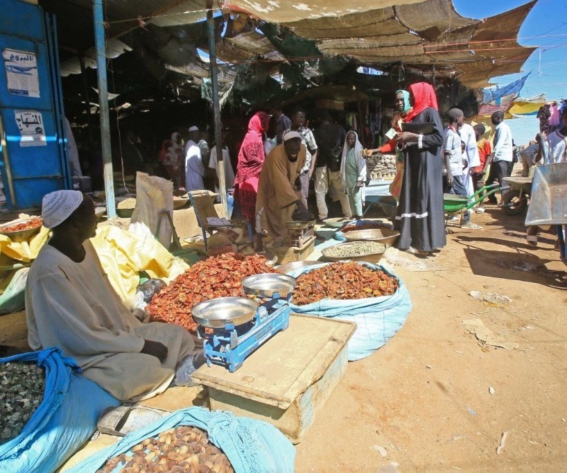متجر في سوق معسكر أبو شوك للنازحين، على بعد حوالي 20 كم شمال الفاشر - دارفور (أ ف ب). متجر في سوق معسكر أبو شوك للنازحين، على بعد حوالي 20 كم شمال الفاشر - دارفور (أ ف ب).