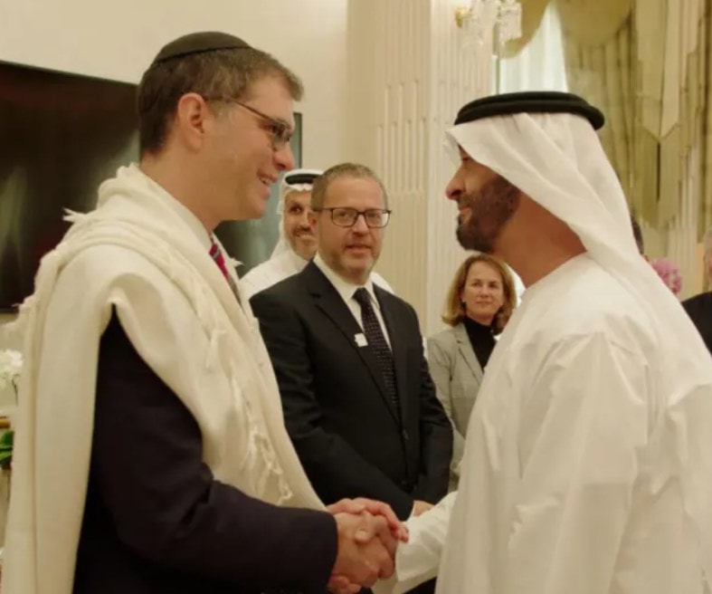 الحاخام الأكبر للمجلس اليهودي في الإمارات يهودا سارنا يلتقي بولي عهد أبوظبي الحاخام الأكبر للمجلس اليهودي في الإمارات يهودا سارنا يلتقي بولي عهد أبوظبي