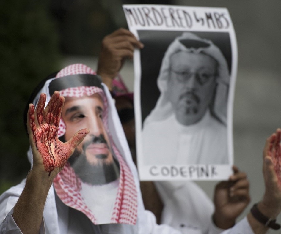 متظاهر يرتدي زي بن سلمان خارج السفارة السعودية في واشنطن عام 2018 (أ ف ب). متظاهر يرتدي زي بن سلمان خارج السفارة السعودية في واشنطن عام 2018 (أ ف ب).