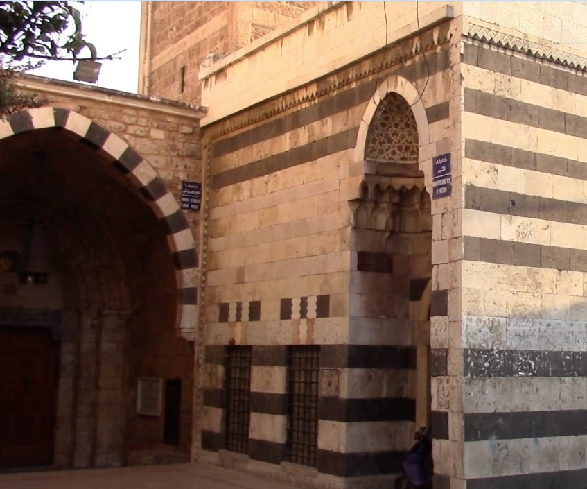 مدارس أثرية صامِدة على مدخل الجامع المنصوري مدارس أثرية صامِدة على مدخل الجامع المنصوري