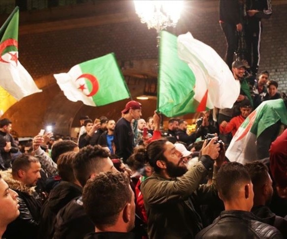 الجزائر.. منظور الحراك "مدنية ليست عسكرية" ومخاطر تمكين الأوليغارشية الجزائر.. منظور الحراك "مدنية ليست عسكرية" ومخاطر تمكين الأوليغارشية