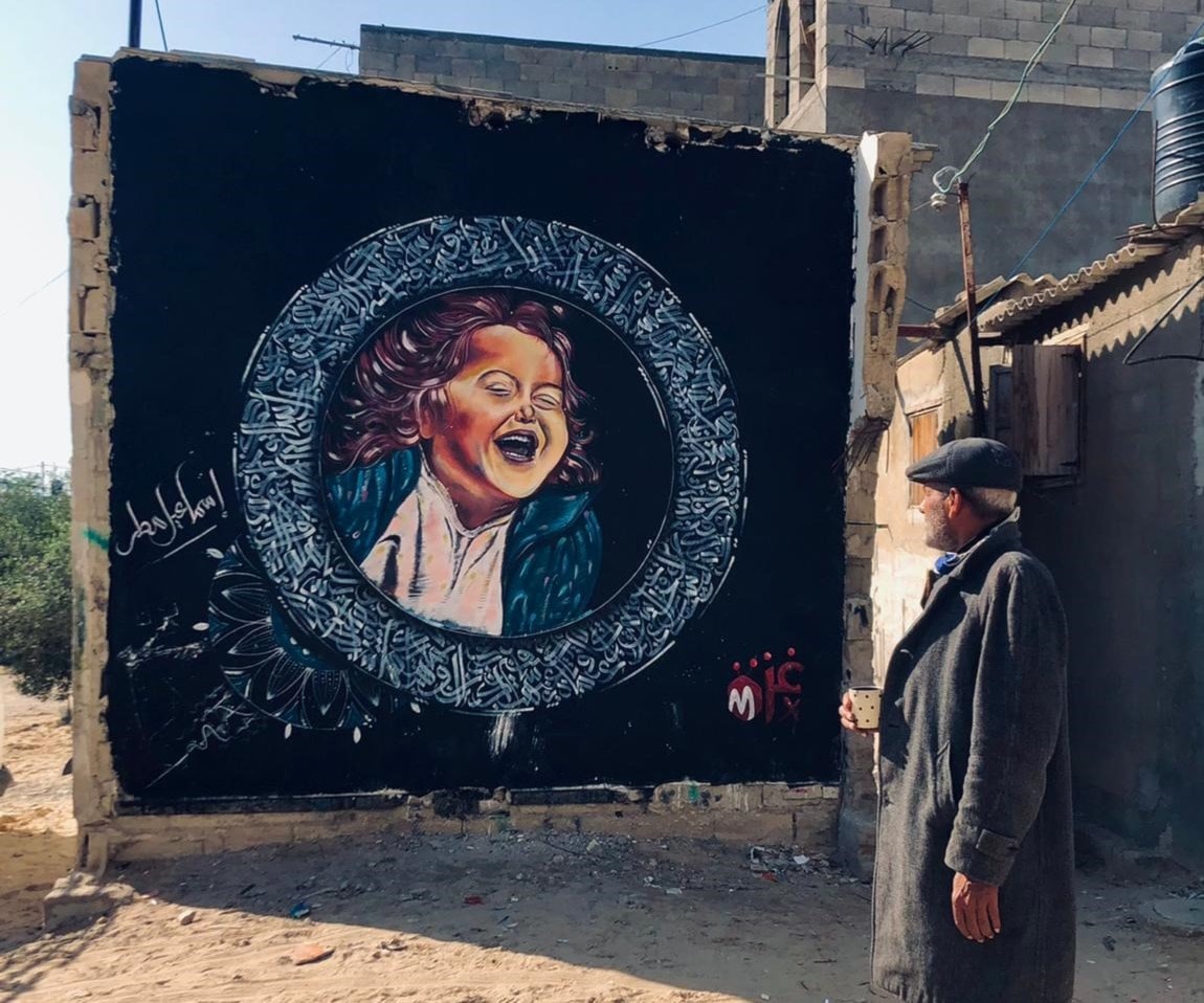 على جدران المخيم.. إسماعيل مطر يرسم حكايات فلسطينية على جدران المخيم.. إسماعيل مطر يرسم حكايات فلسطينية