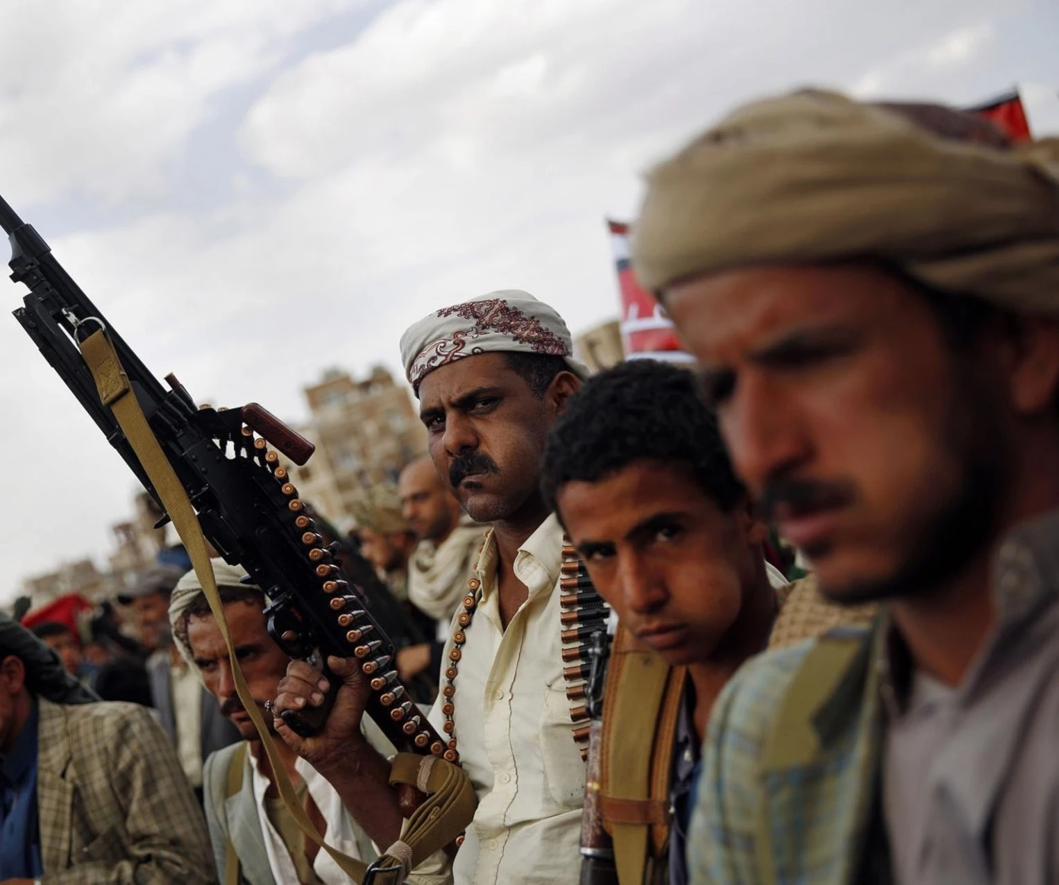 الجيش اليمني يسيطر على عدد من التباب بصحراء الأجاشر الجيش اليمني يسيطر على عدد من التباب بصحراء الأجاشر