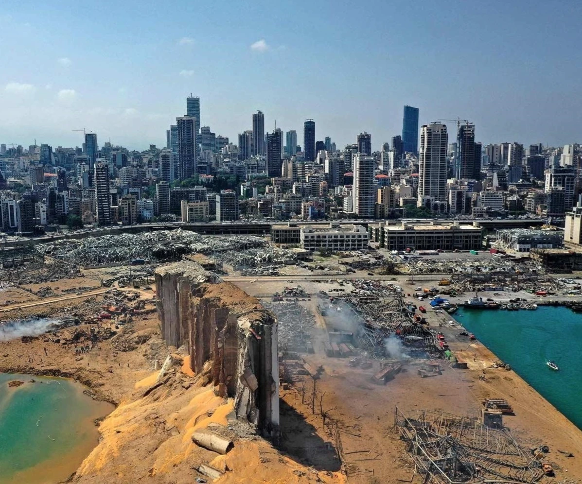 في اب/اغسطس تسبب انفجار شحنات أمونيوم مخزنة في مرفأ بيروت بتدمير المرفأ وجزء كبير من العاصمة بيروت في اب/اغسطس تسبب انفجار شحنات أمونيوم مخزنة في مرفأ بيروت بتدمير المرفأ وجزء كبير من العاصمة بيروت