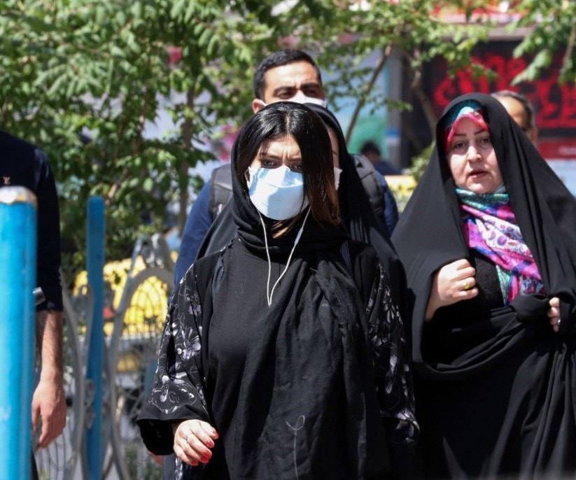 أشخاص يرتدون أقنعة واقية من فيروس كورونا في أحد شوارع طهران (أ ف ب). أشخاص يرتدون أقنعة واقية من فيروس كورونا في أحد شوارع طهران (أ ف ب).
