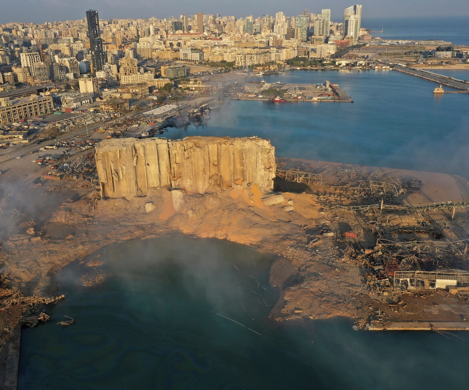 مرفأ بيروت بعد الانفجار مرفأ بيروت بعد الانفجار