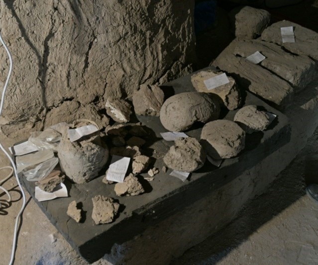 عُثر على قطع من بينها حلي وأوان فخارية ملونة (وسائل التواصل الاجتماعي). عُثر على قطع من بينها حلي وأوان فخارية ملونة (وسائل التواصل الاجتماعي).