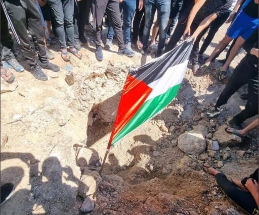 شبان من الطيبة المحتلة يتجمعون حول حفرة دفنوا بها بقايا صاروخ المقاومة الفلسطينية الذي سقط في مدينتهم شبان من الطيبة المحتلة يتجمعون حول حفرة دفنوا بها بقايا صاروخ المقاومة الفلسطينية الذي سقط في مدينتهم