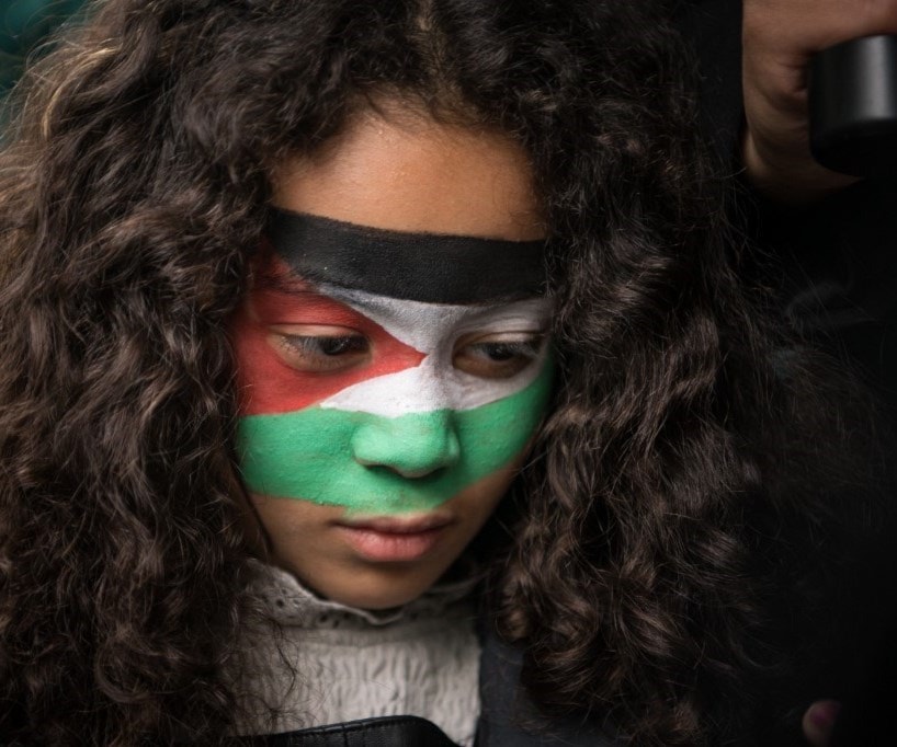 متظاهرة تشارك في مظاهرة تضامنية مع الفلسطينيي في برلين (أ ف ب). متظاهرة تشارك في مظاهرة تضامنية مع الفلسطينيي في برلين (أ ف ب).