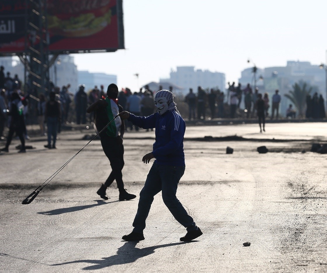 قولت الاحتلال تلقي قنابل الغاز على الفلسطينيين في مدينة البيرة قولت الاحتلال تلقي قنابل الغاز على الفلسطينيين في مدينة البيرة
