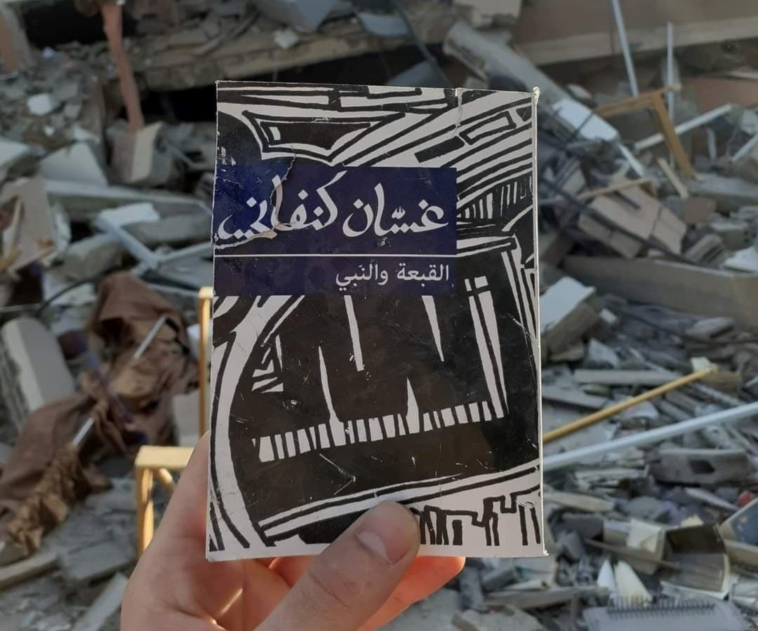 تستخرج ذكرياتها من تحت الأنقاض تستخرج ذكرياتها من تحت الأنقاض