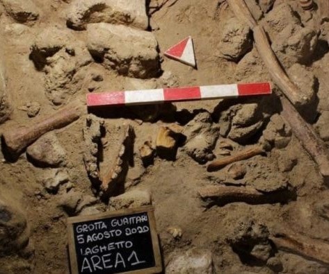اكتشاف لعلماء آثار في إيطاليا: رفات تسعة أشخاص من البدائيين اكتشاف لعلماء آثار في إيطاليا: رفات تسعة أشخاص من البدائيين