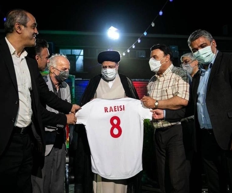 خلال إهداء الرئيس إبراهيم رئيسي قميص منتخب إيران وعليه اسمه والرقم ثمانية خلال إهداء الرئيس إبراهيم رئيسي قميص منتخب إيران وعليه اسمه والرقم ثمانية