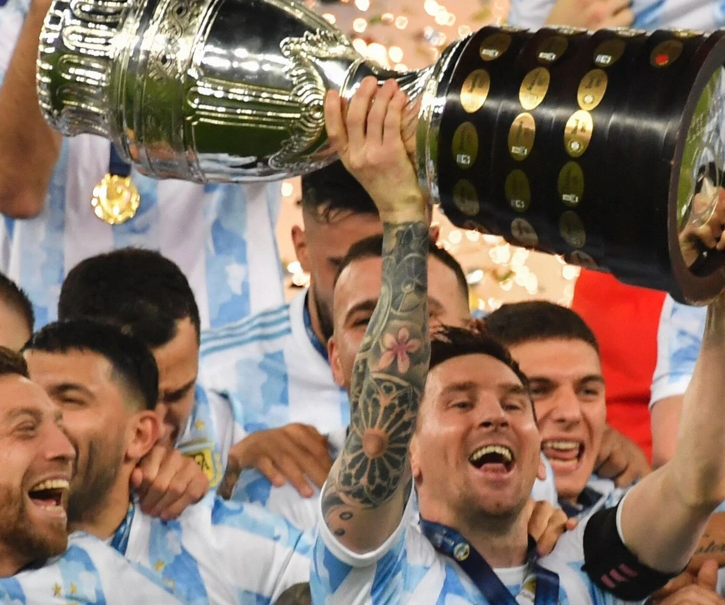 توِّج ميسي بأول ألقابه مع منتخب الأرجنتين بأفضل طريقة ممكنة توِّج ميسي بأول ألقابه مع منتخب الأرجنتين بأفضل طريقة ممكنة
