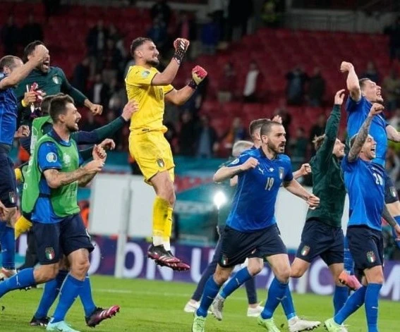 لاعبو منتخب إيطاليا يحتفلون بالتتويج لاعبو منتخب إيطاليا يحتفلون بالتتويج