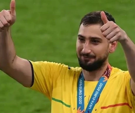 دوناروما بعد التتويج بكأس أوروبا دوناروما بعد التتويج بكأس أوروبا