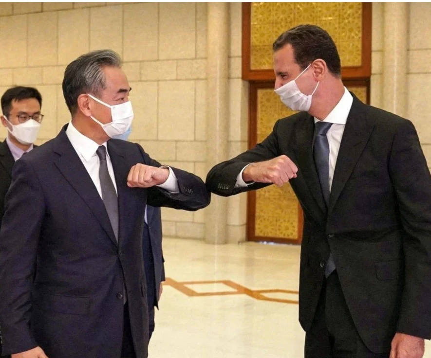 الرئيس السوري بشار الأسد ووزير الخارجية الصيني وانغ يي خلال زيارته دمشق الرئيس السوري بشار الأسد ووزير الخارجية الصيني وانغ يي خلال زيارته دمشق